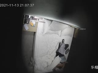 真實數對情侶偸情關係複雜男女滾床單四眼悶騷男網購情趣內衣給很能叫的女友換上玩的不亦樂乎對話刺激4