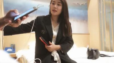 四眼男約炮四川美女實習生，剛畢業的誘惑初體驗